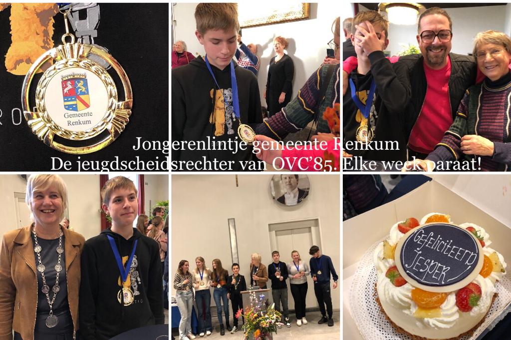 Onze scheidsrechter Jesper ontvangt kinderlintje